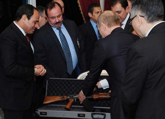 Poutine offre une kalachnikov à Al Sissi en Egypte - ZAPPING ACTU DU 11/02/2015