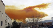 Espagne : Un immense nuage orange envahit le ciel à Igualada