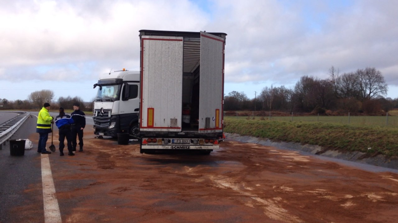 Un camion en portefeuille bloque la N12