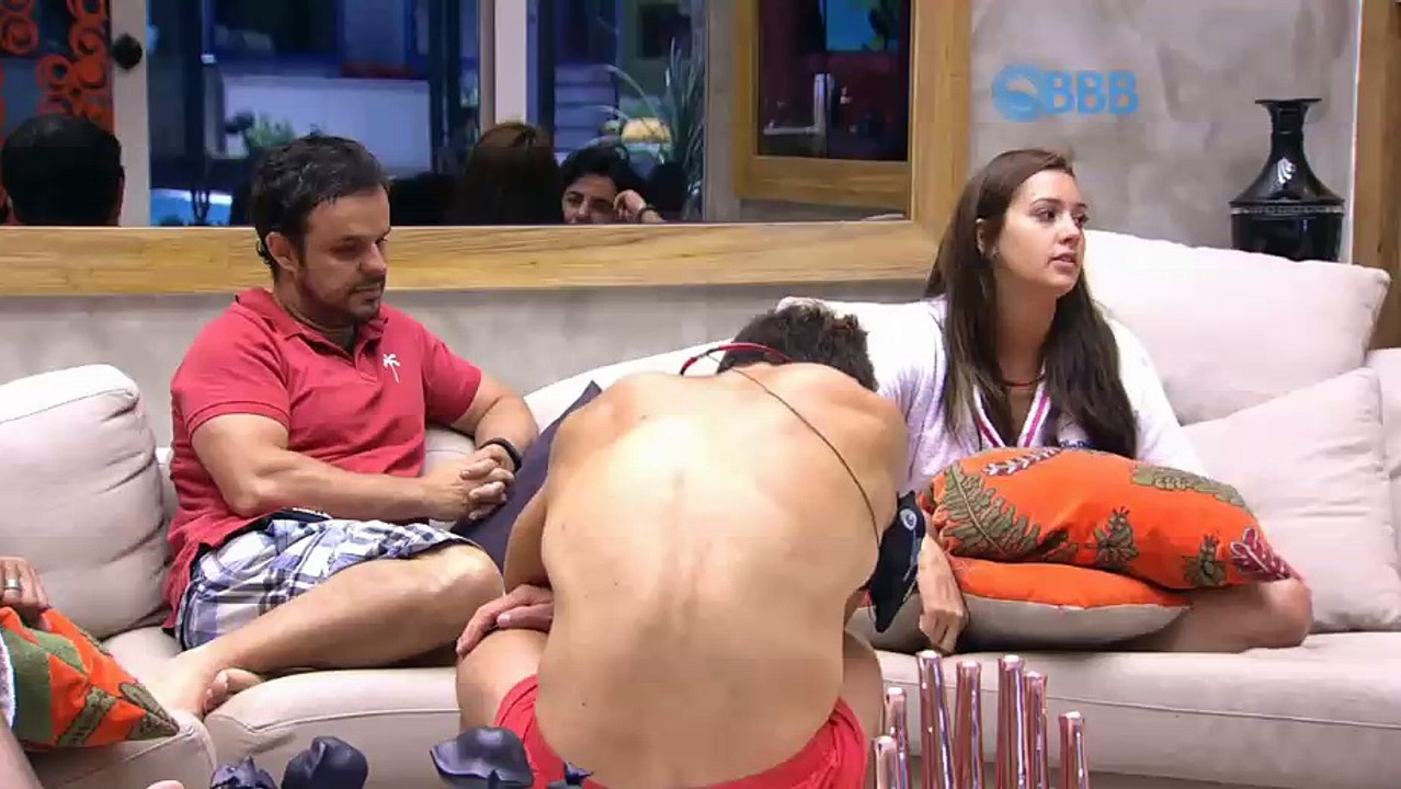 Cezar zoa Tamires sobre a demora para dar um beijo