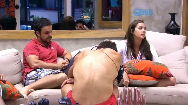 Cezar zoa Tamires sobre a demora para dar um beijo