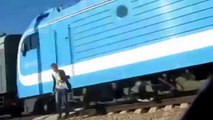 Un jeune inconscient à deux doigts de se faire écraser par un train