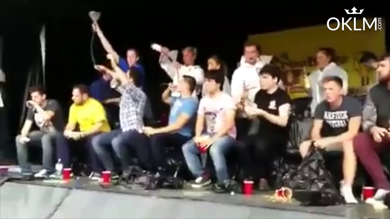 Il perd un concours de biere et tombe dans le vomi !