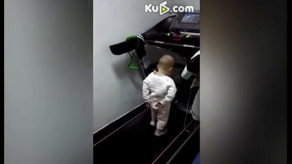 Criança corre na esteira