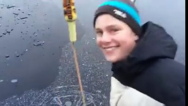 Donmuş gölün içine havai fişek atmak