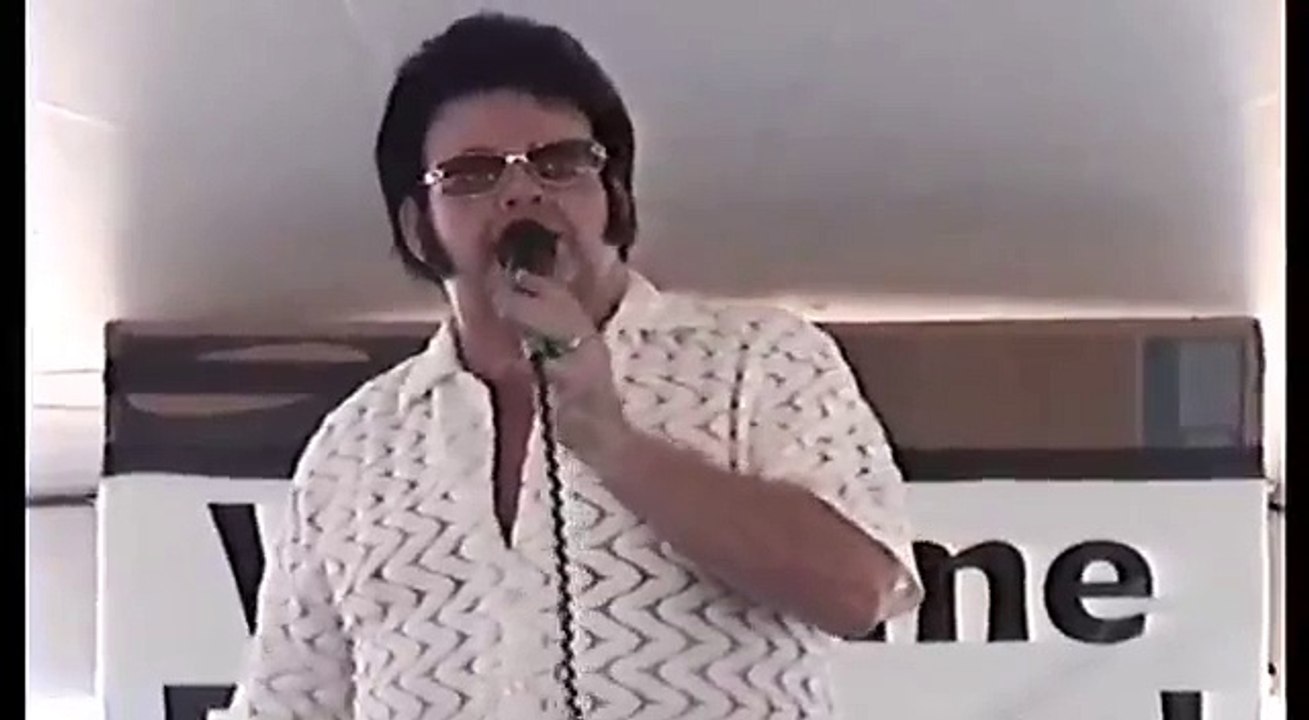 Danny Dale sings the Elvis song Never Gonna Fall In Love Again at Elvis Week 2007