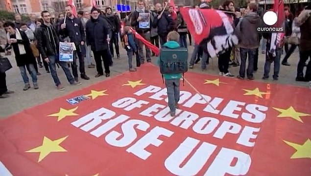 15.000 griegos se manifiestan en apoyo de Tsipras en Atenas