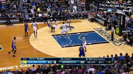Stephen Curry envoie Ricky Rubio à terre sur un step back mortel