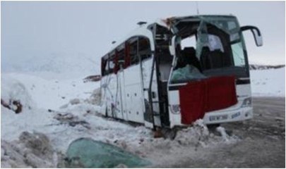 Otobüs buzlanma nedeniyle devrildi: 1 ölü, 15 yaralı
