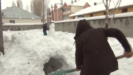 Kardan Adam ve Mağara Yaparak Eğleniyorlar