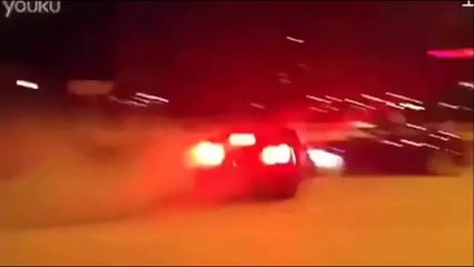 Un débile s'amuse à faire des dérapages et cause un accident