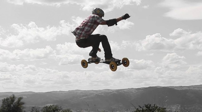 Descentes et tricks en mountainboard