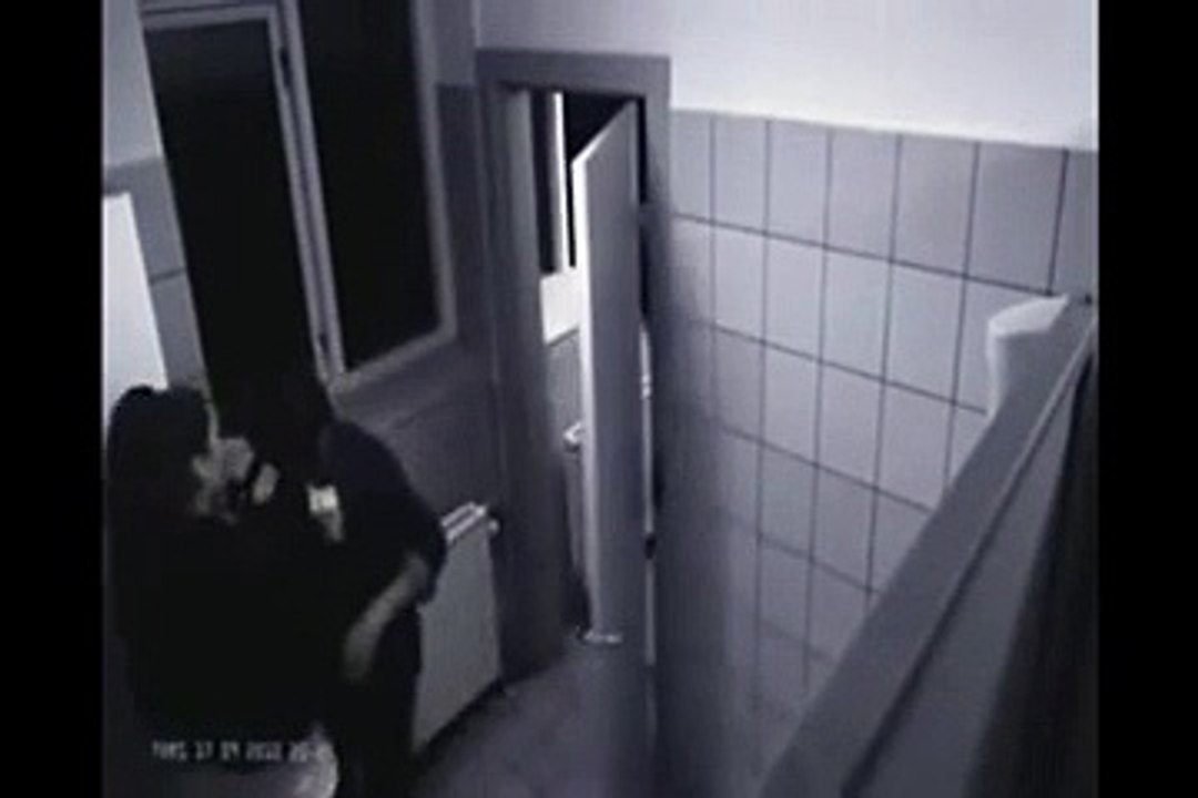 Ragazza picchia fidanzato nel bagno perchè rifiuta rapporto