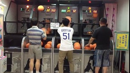 Videos Engraçados: O Jogador De Basquetebol Electrónico Da Esquerda Não É Deste Mundo