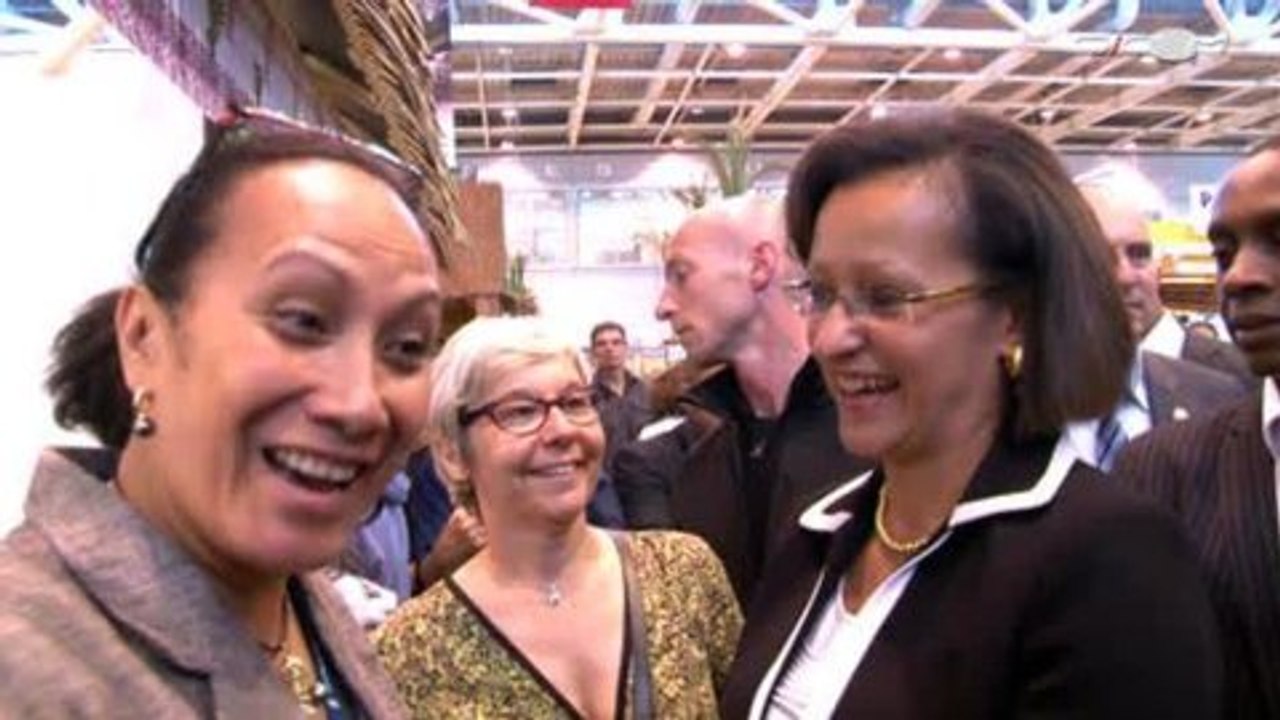 Visite de Marie-Luce Penchard des stands des Outre-mer à la Foire de Paris