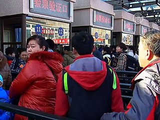 Миллионы китайцев спешат домой на Новый год