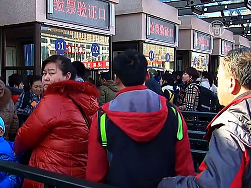 Миллионы китайцев спешат домой на Новый год