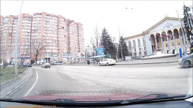 Маршрутка протаранила легковушку - ДТП в Ростове на Дону