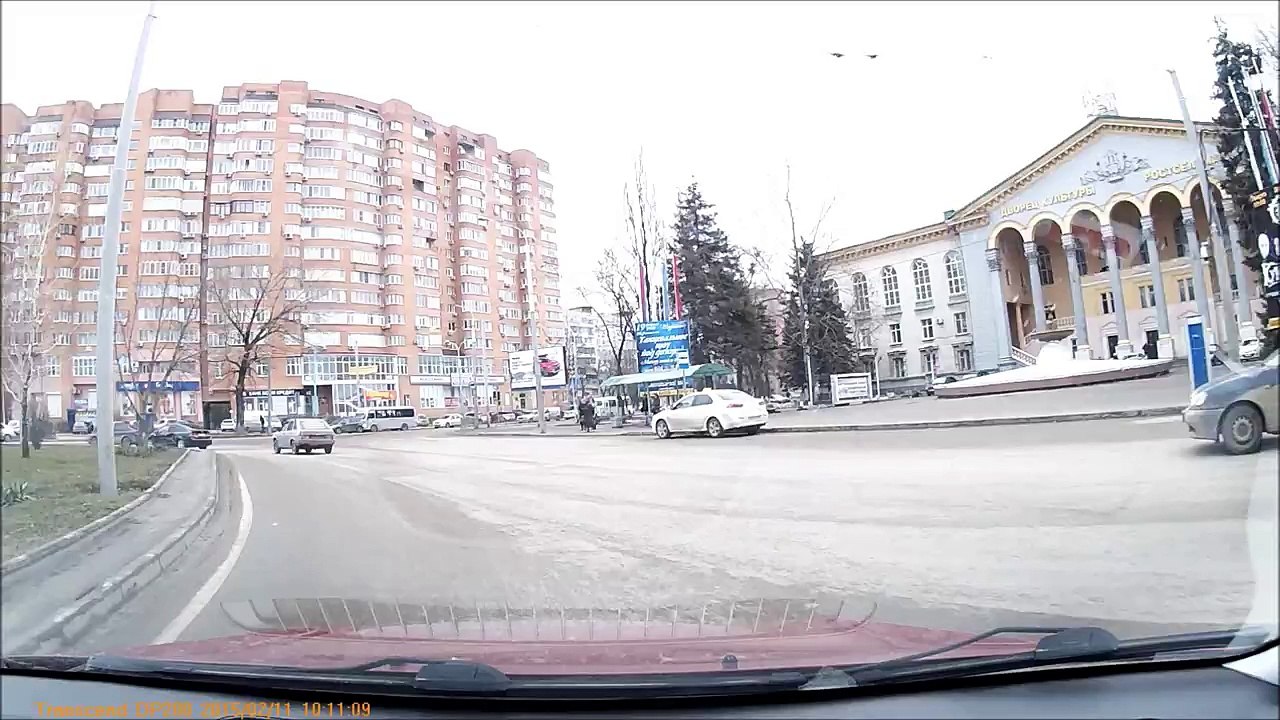 Маршрутка протаранила легковушку - ДТП в  Ростове на Дону