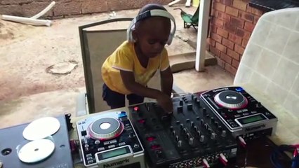 ¡Un niño DJ con apenas 2 años!