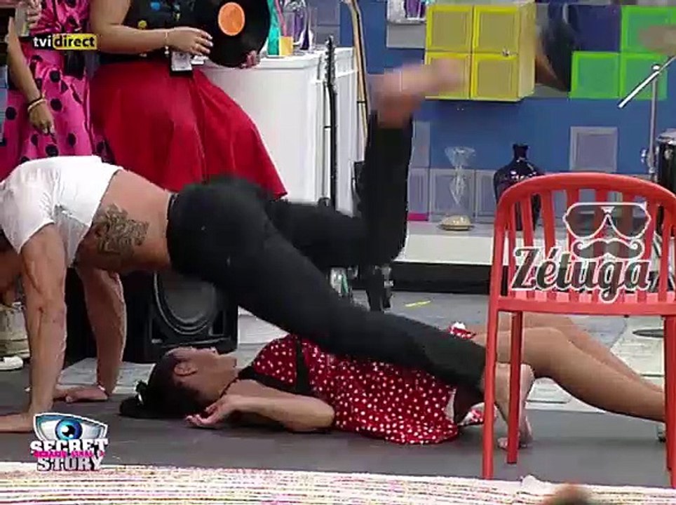 Paulo e Diana fazem strip um ao outro