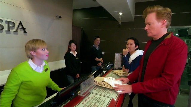 Steven Yeun et Conan O'Brien se font un sauna