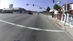 Un motard poursuit un automobiliste qui vient de griller un feu rouge