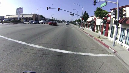 Un motard poursuit un automobiliste qui vient de griller un feu rouge