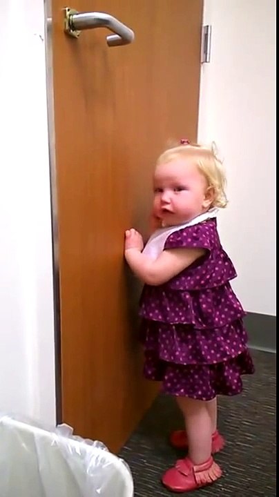 Une fillette de 2 ans fait une énorme colère en apprenant l'arrivée d'une petite soeur