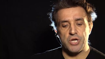 Flavio Insinna alle prove del testo "Autunno cadono le pagine gialle"