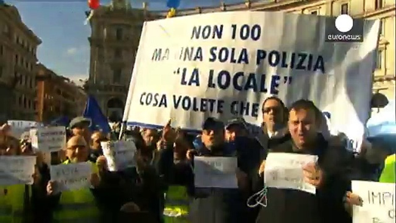 Römer demonstrieren für Polizisten