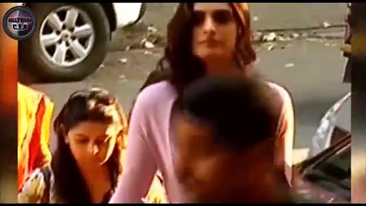 Bollywood's Oops hot moments  - Deepika Padukone, Alia Bhatt & many others hot shots