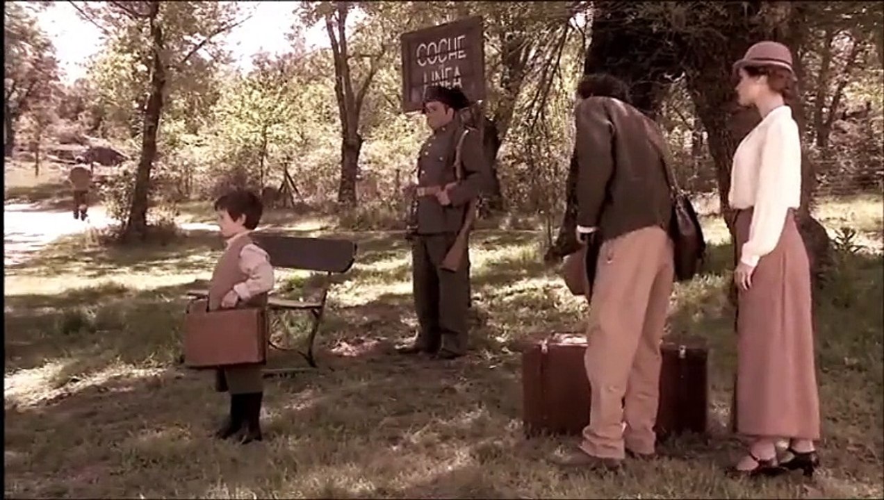 Conrado cuenta a Aurora lo que le contó Manuela sobre Alicia