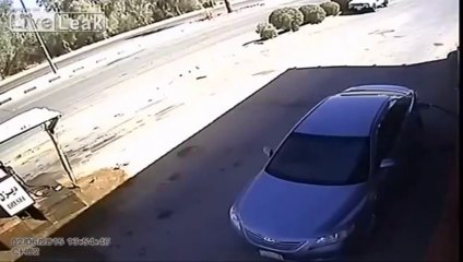 Conductor causa explosión en gasolinera al distraerse con su celular