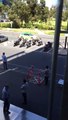 Un homme essaye de voler une moto Triumph Daytona