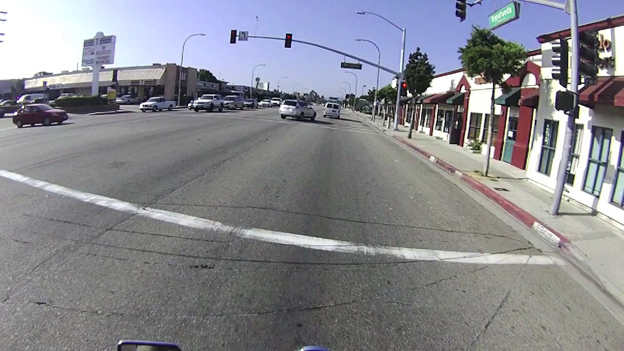 Motard vs Automobiliste qui a grillé un feu rouge