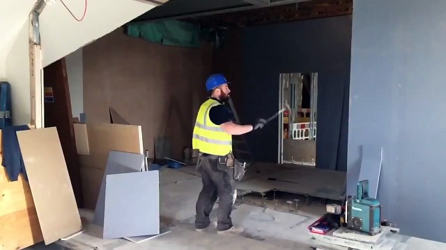 Talented Builders Show Off Unbelievable Hammer Tricks