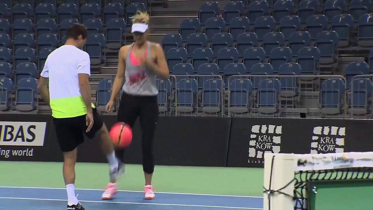 شارابوفا تستعرض مهاراتها في كرة القدم 2015 Sharapova shows off her soccer skills
