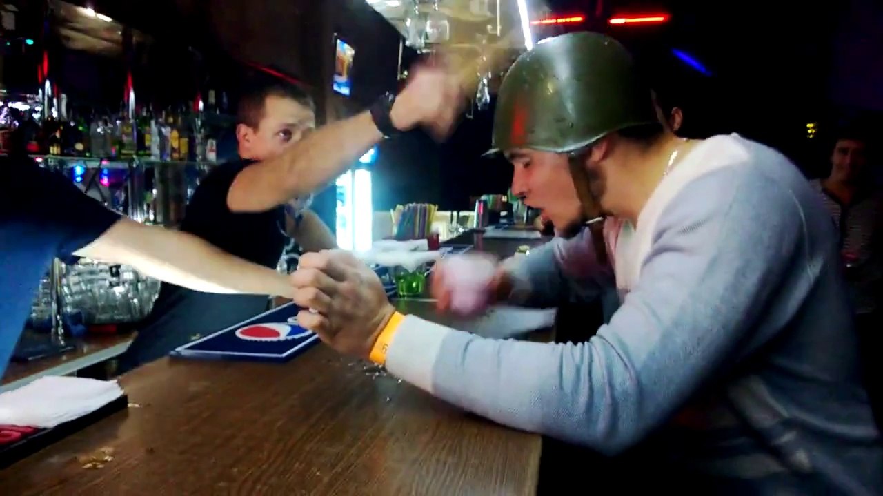 Boire comme un soldat dans un bar Russe