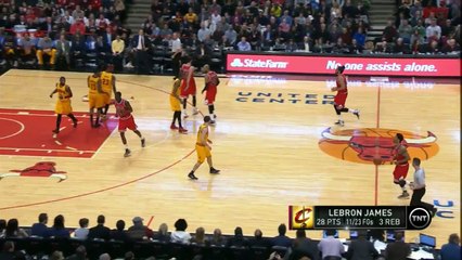 Joakim Noah et Nikola Mirotic bousculent Tony Snell après un 3-points important