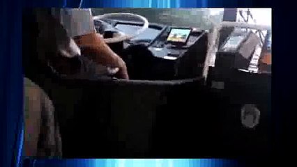 televizyon izleyen halk otobusu şöförü