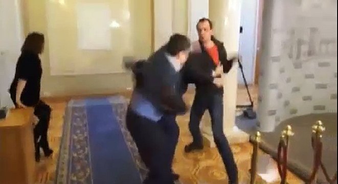 Impresionante Pelea en el Parlamento de Ucrania el mismo día del alto el fuego con Rusia