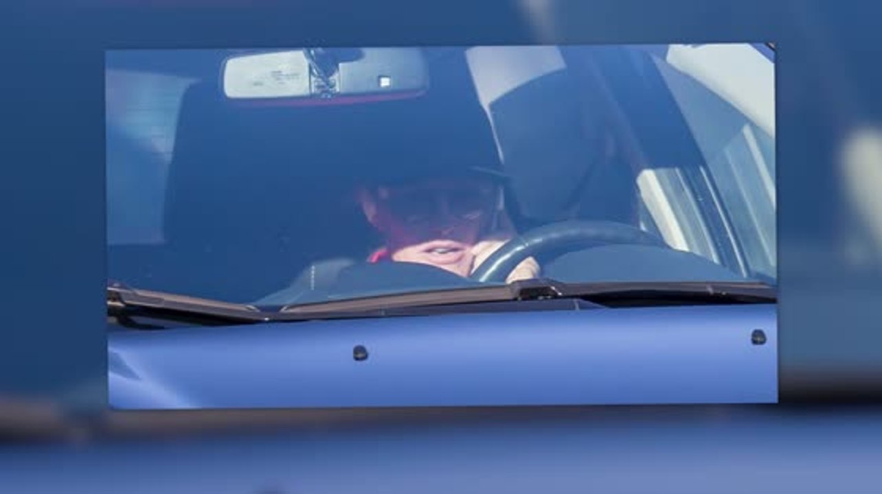 Bruce Jenner telefoniert während er Auto fährt