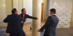 Des députés se battent au Parlement ukrainien