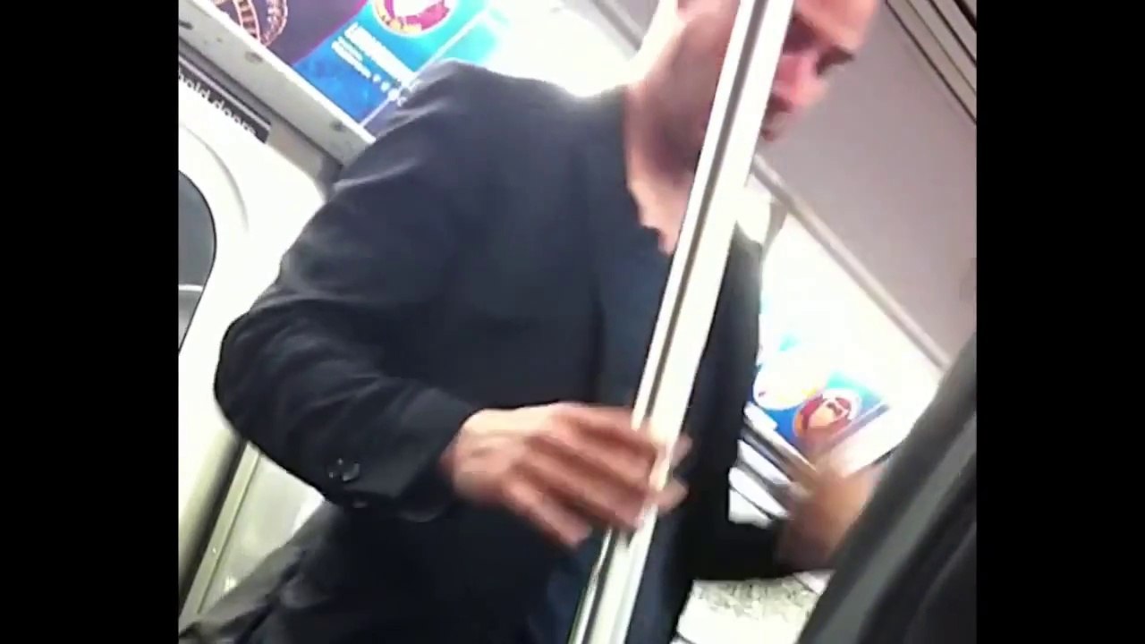 Keanu Reeves Gives Up His Seat On The NYC Subway : Classy Guy - Vidéo ...