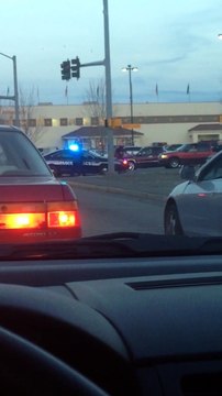 Un policier américain tire sur un homme non armé qui lance des pierres.