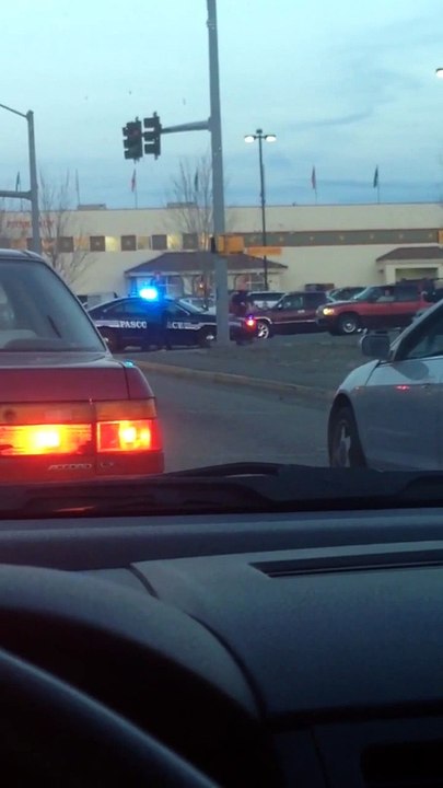 Un policier américain tire sur un homme non armé qui lance des pierres.