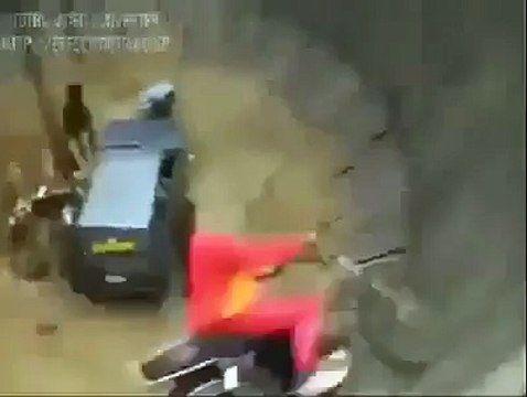 موت کا کنواں ... لڑکی موٹر سائیکل چلا تے ہوئے