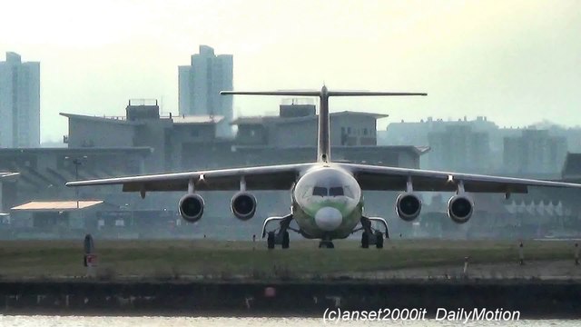 Swiss Avro RJ100 Zurich Airport Livery. Takeoff from London City Airport. Flight LX461 to Zurich (ZRH). Plane HB-IYS