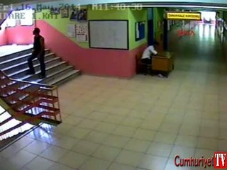 Öğretmenine attığı yumruk öldürdü